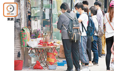 紅磡的持牌殮葬商處所外，出現拿着祭品、生果的人龍。