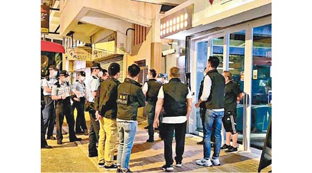 警方在旺角區巡查逾六十間酒吧等娛樂場所。