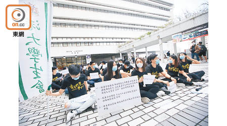 港大學生會在校園內靜坐抗議。（袁志豪攝）