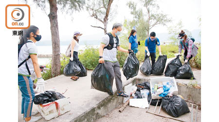經過一輪的努力，義工們收集到至少十袋垃圾。