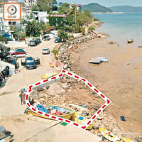 2018年：被超強颱風「山竹」蹂躪後，岸邊防波堤被沖散，當時仍未有石屎斜台（紅框示）。