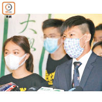 李梓成（右）仍對兩名副校長的政治聯繫存疑。
