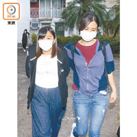 何忻諾（左）被捕當日被押返寓所調查，據報已獲准保釋。