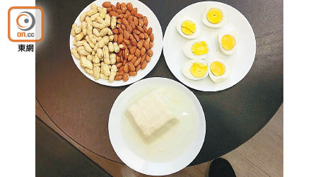 營養師建議素食者多進食雞蛋、豆腐、果仁等食物。