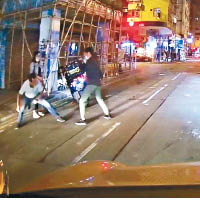 兩名司機在街頭打架，但其一副格鬥姿勢就惹起網民熱議。