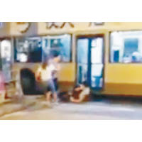 梁男跌倒坐於巴士旁邊，幸未被捲入車底及輾過。