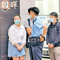 女死者友人協助警員調查。（張世洋攝）