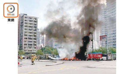 停車場外一堆發泡膠箱起火濃煙沖天。