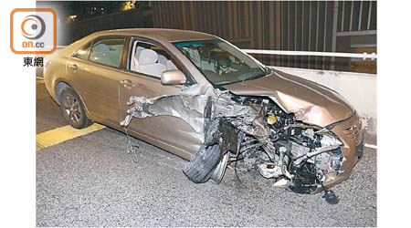 荃灣：私家車身劏開，車頭嚴重毀爛。（梁穎福攝）