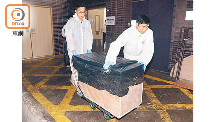 警方破案後推走藏屍的木箱。