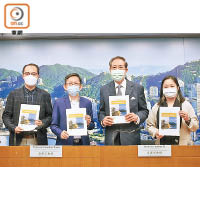 可持續發展委員會昨日公布香港「長遠減碳策略」。左起：梁子謙、黃煥忠、李國章、羅惠儀。（李華輝攝）