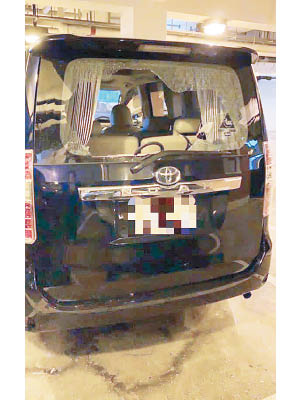葵涌邨停車場一輛警員私家車被刑毀。