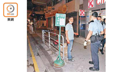 遇襲尼漢（左）向警員講述案發經過。（楊日權攝）