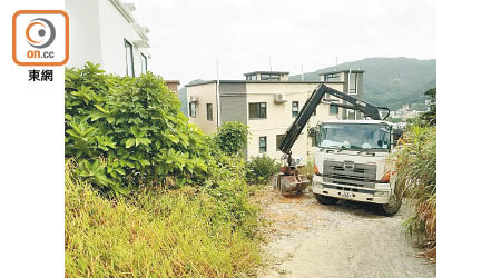 違建道路石屎鑿開後，昨日有夾斗車將石屎夾走。