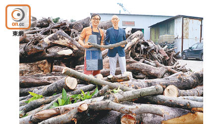 黃錦星（右）指，「回收基金」至今已批出10項廢木回收的企業申請。