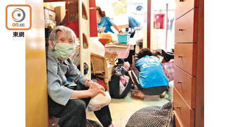 香港仁人家園自6月開始推行深層家居清潔服務，為有需要的公屋家庭清潔家居。