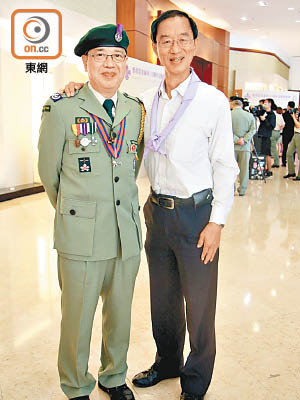 林超英（右）參與童軍活動從而影響畢生志向。旁係童軍總會副香港總監麥偉明。
