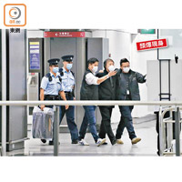 「上海仔」郭永鴻（右二）抵港隨即被捕。
