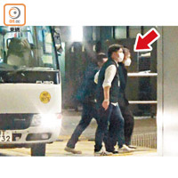 郭永鴻（箭嘴示）被押往機場警署。