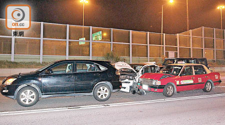 吐露港發生4車相撞意外。（郭垂垂攝）