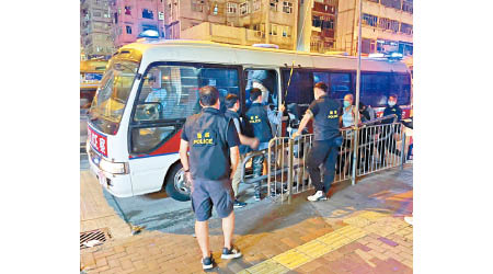 深水埗：被捕人士被押上警車。