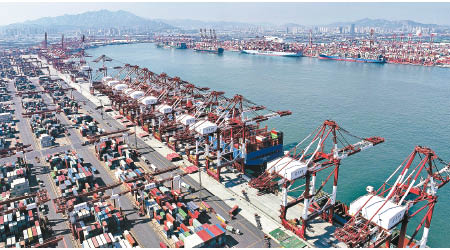 邱騰華指香港經濟需靠國際貿易。