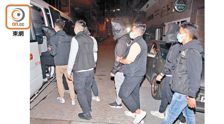 尖沙咀：警方押走被捕男子。（楊日權攝）