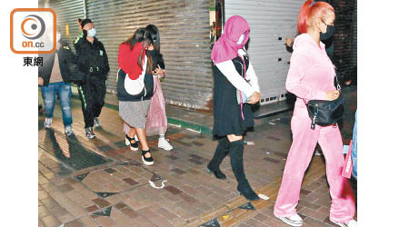 長沙灣：警方在無牌樓上吧帶走多名女子。（余宏基攝）