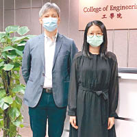 梁洛怡（右）去年到國立臺灣大學讀書。圖左為石燦鴻教授。（受訪者提供）