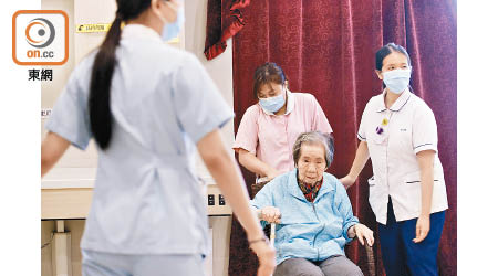 政府要求安老院、殘疾人士院舍及護養院等員工進行強制檢測。