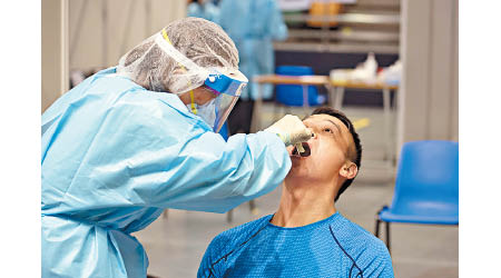 承辦商會免費向市民提供鼻腔和咽喉合併拭子樣本採集服務。