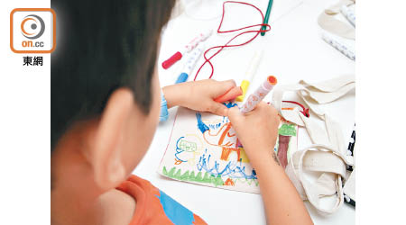 肢體有障礙的兒童參與繪畫訓練，可改善肌肉協調。
