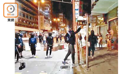 去年12月15日晚至16日凌晨，有示威者在山東街破壞交通燈。