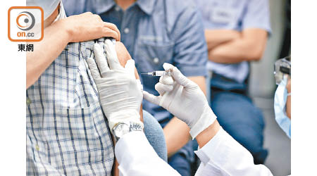 政府早前指，全港市民接種新冠疫苗需時兩年，有建制派議員斥有關說法不能接受。