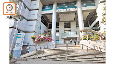 九龍城裁判法院多個樓層廁所遭人寫上港獨標語。