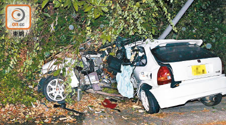 肇事跑車車身斷開兩截。