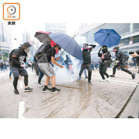 隨着警方大力打擊黑暴，本港示威活動已減少。