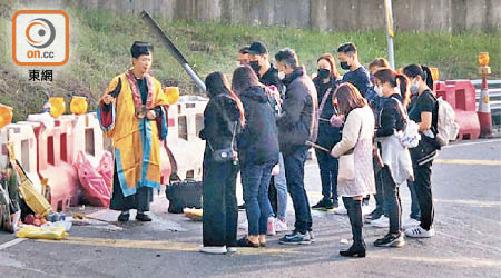 死者親友燒香拜祭。（何子輝攝）