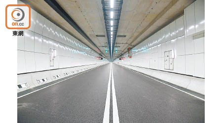 屯門赤鱲角隧道是本港首條採用隧道鑽挖機興建的海底隧道。