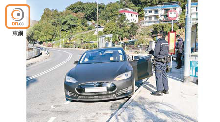 涉事Tesla電動車停泊路邊。（林耀康攝）