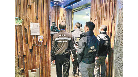 警方及衞生署控煙酒辦公室巡查尖沙咀食肆。
