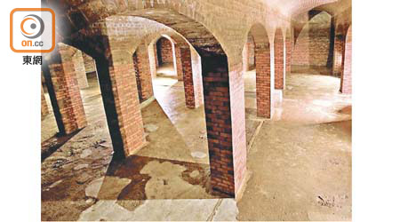 山頂克頓道配水庫同以古羅馬式建築風格建造，亦設紅磚拱頂。