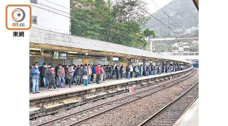 東鐵線九龍塘站月台逼滿乘客。（張開裕攝）