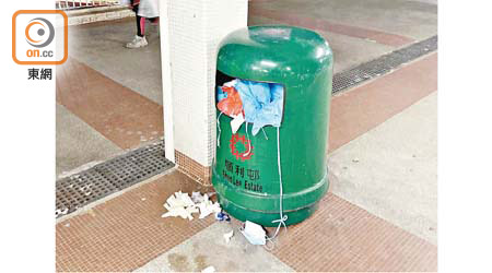 順利邨利康樓的公用垃圾桶被塞滿防護衣及口罩，令社會嘩然。