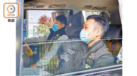 其中一名被捕人士被押返警署。