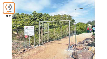 沙螺灣村一帶日前被揭發加設多道鐵閘封村。