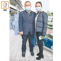 吳清煥（左）嘆政府抗疫懶懶閒，右為女兒Jacklyn。