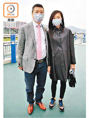 梁天富（左）同太太Tina（右）努力搵啲人少嘅地方畀小朋友呼吸清新空氣。