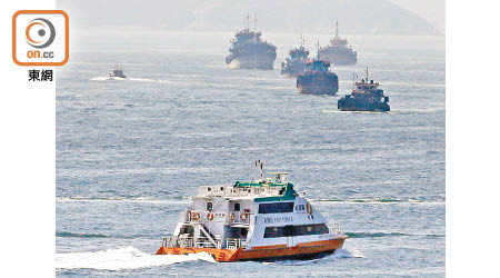 香港海面石油商會派出19艘供油船，在維港航行一圈抗議。