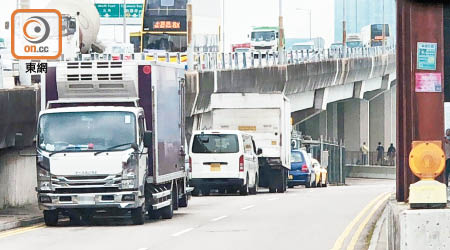 北角：等候入油的貨車司機，自動自覺排隊，並將車尾泊近油車。